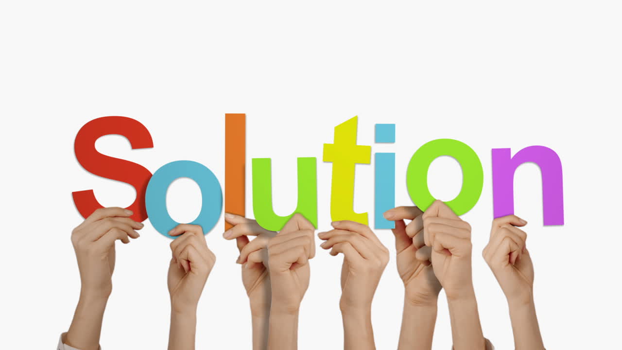 manos sosteniendo la solución