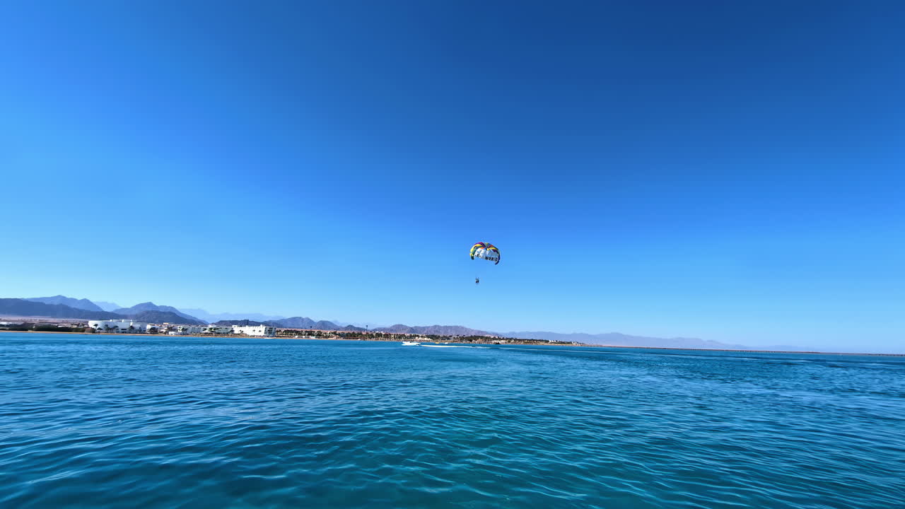 열대 해안선 근처에서 패러세일링을 하는 사람, 모션 뷰