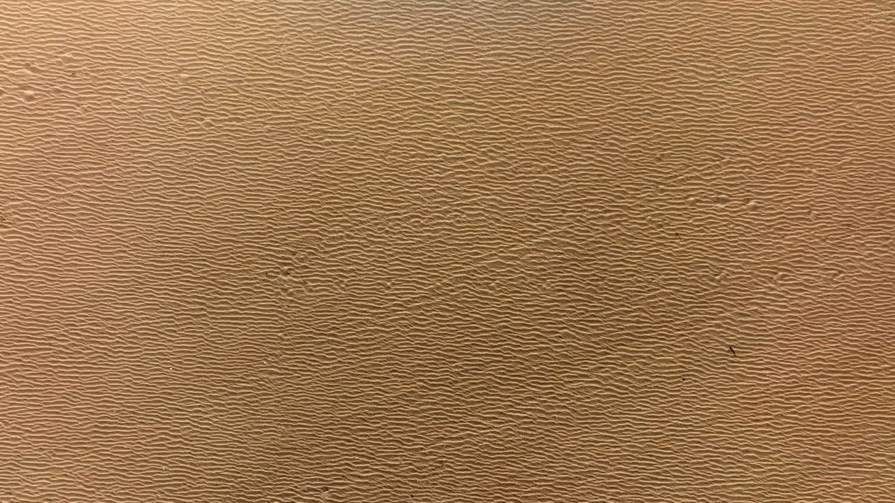 paisaje arenoso con sorprendentes patrones azotados por el viento