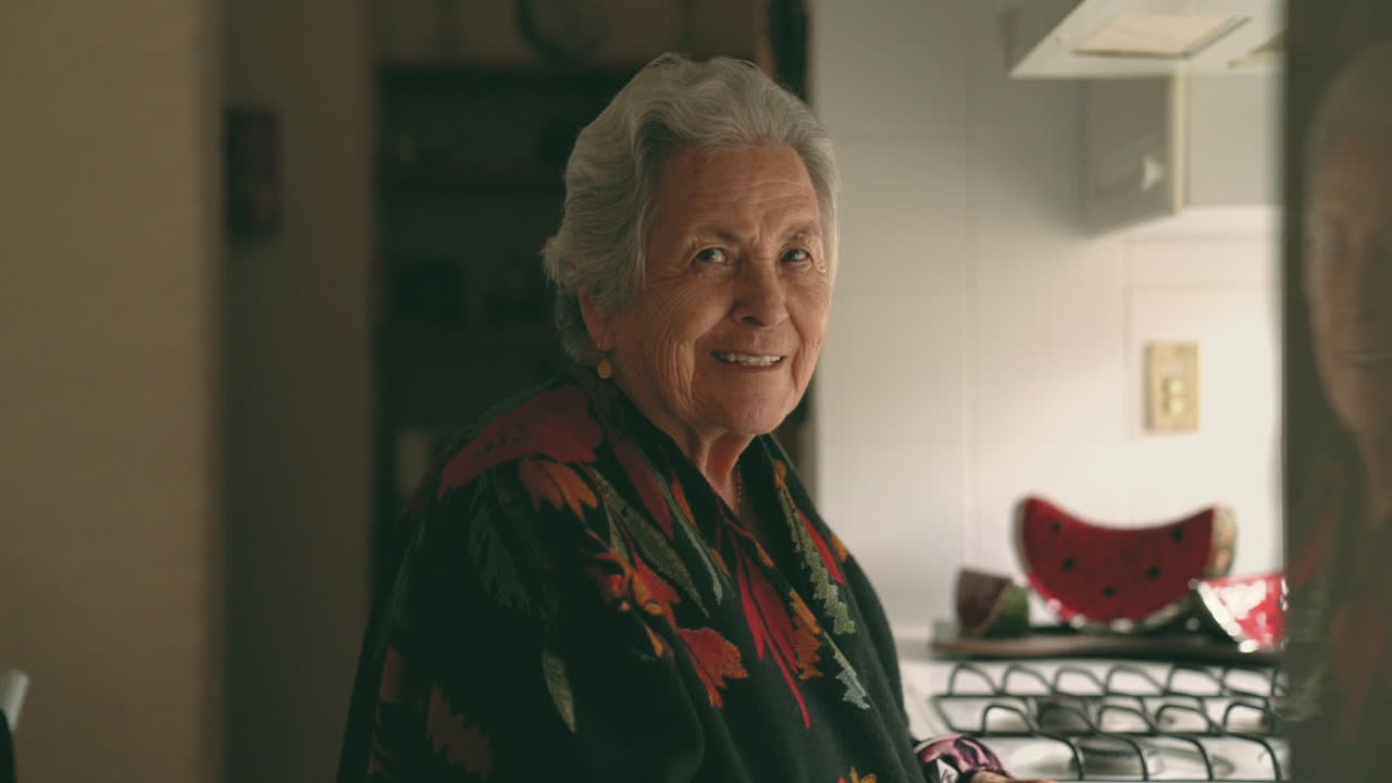 mujer de edad feliz en la cocina