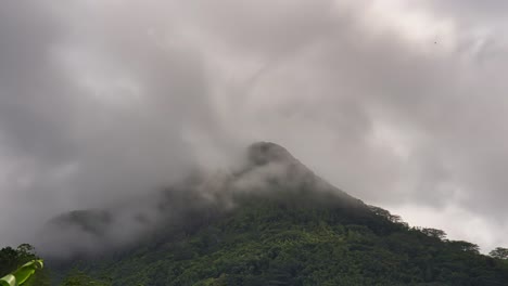 lapsos de tiempo de nubes de montaña después de un día muy lluvioso