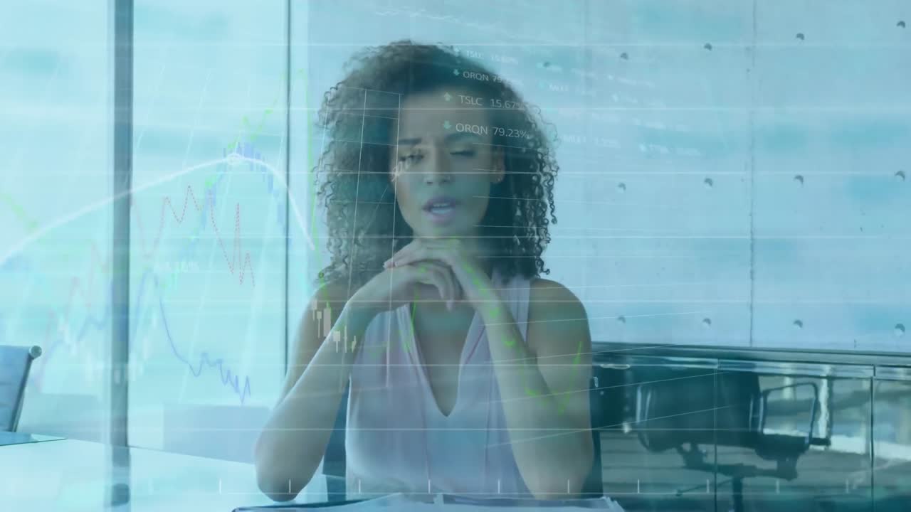 animación del procesamiento de datos financieros sobre una mujer de negocios en la oficina