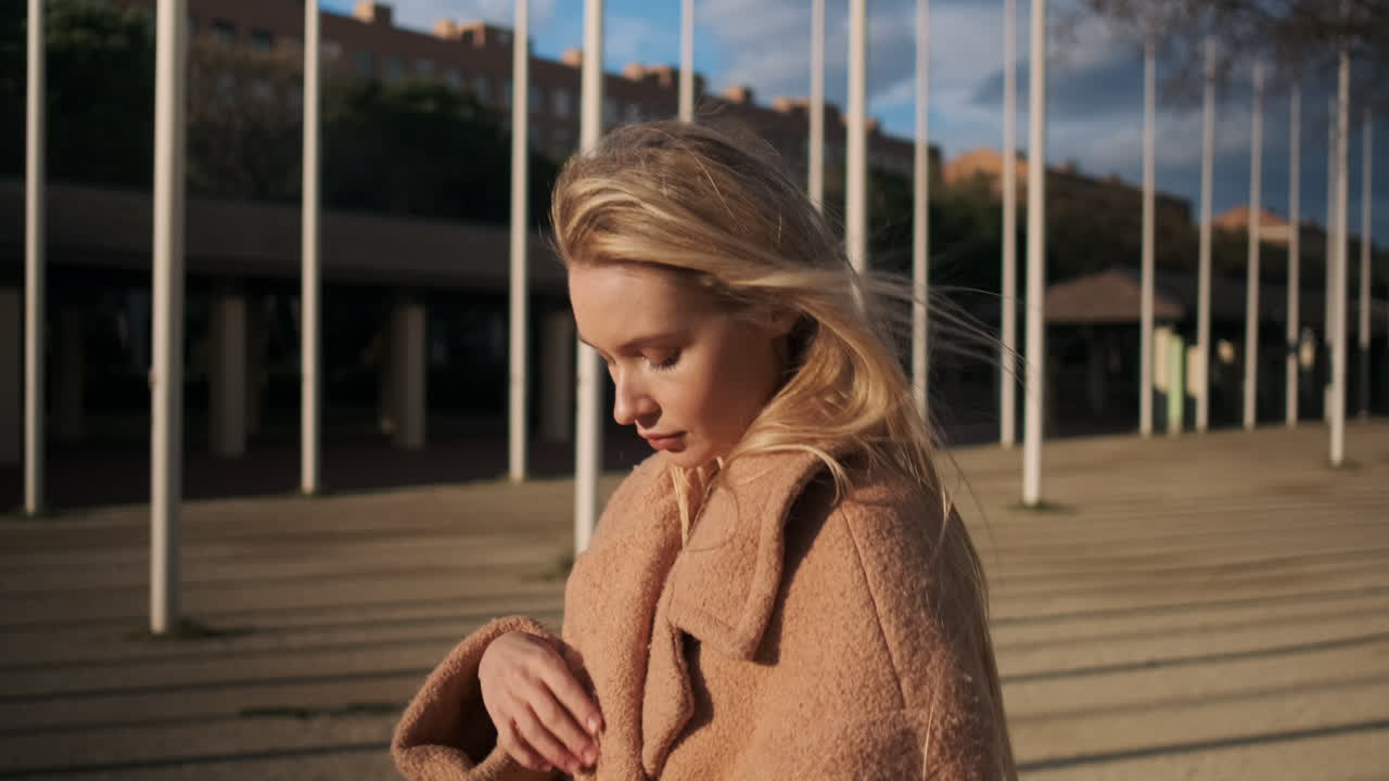 야외에서 고 있는 젊은 여성.