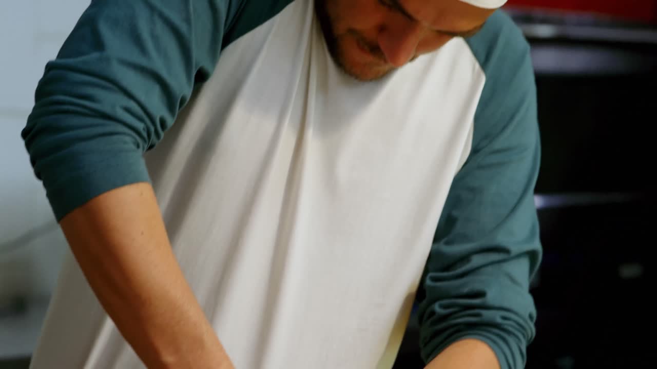 panadero masculino usando el sello de ravioli en la panadería 4k