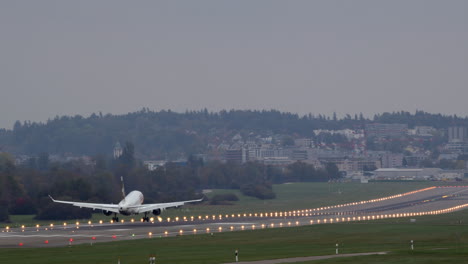 aterrizaje de avión en el aeropuerto en un día de niebla