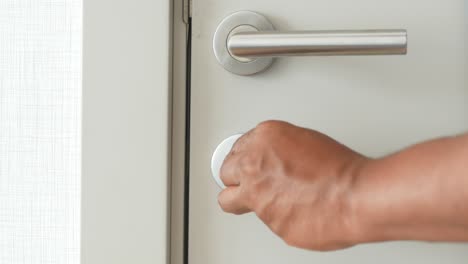 la mano abriendo una puerta