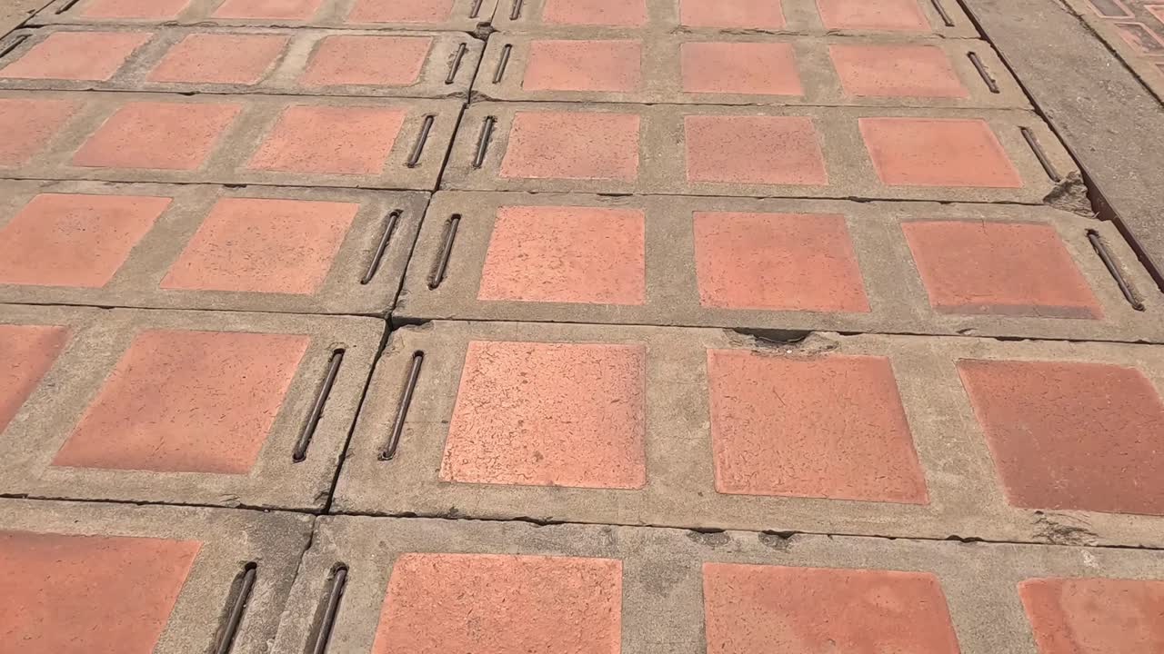 paso constante a lo largo de un camino de ladrillo