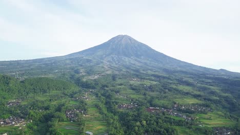 Drohne:-Ländliche-Luftaufnahme-Von-Zentral-Java,-Indonesien-Mit-Mount-Sumbing-Im-Hintergrund-–-Wunderschöne-Landschaft,-Grüne-Landschaft-Mit-Dorf-Und-Plantage