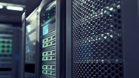 primer plano de un rack de servidor en un centro de datos