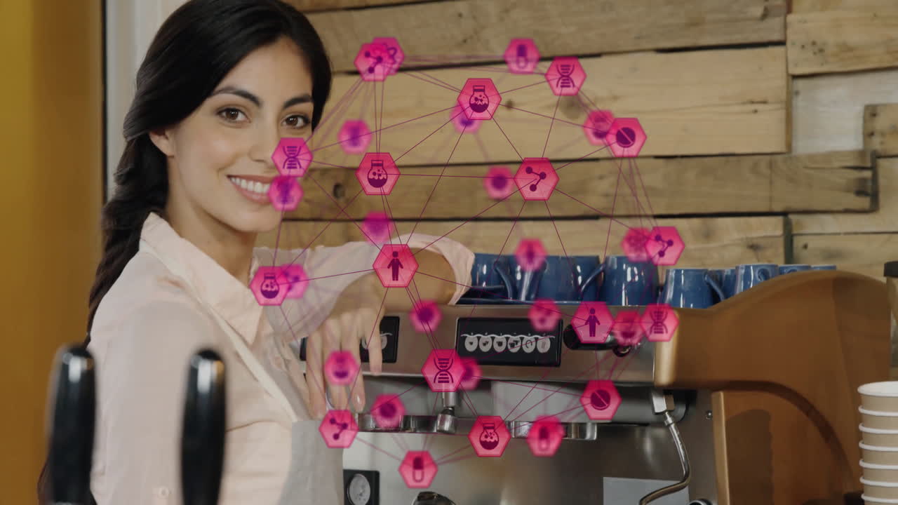Tirando il portafiltro e guardando la telecamera, il barista mostra icone di rete magenta in un ambiente tecnologico da caffè.