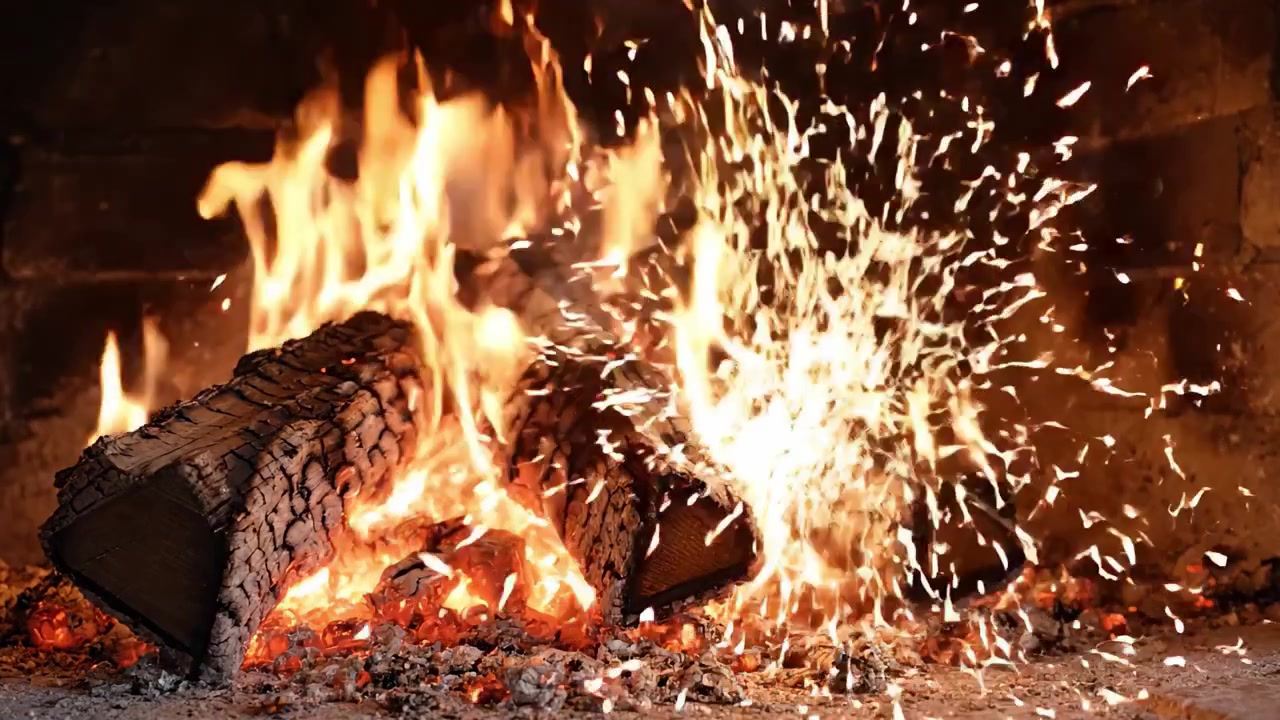 Fiamme Accattivanti: Un Primo Piano di Legna che Danza in un Camino, Che Mostra la Bellezza e l'Energia dei Ceppi che Bruciano in un'Atmosfera Accogliente.