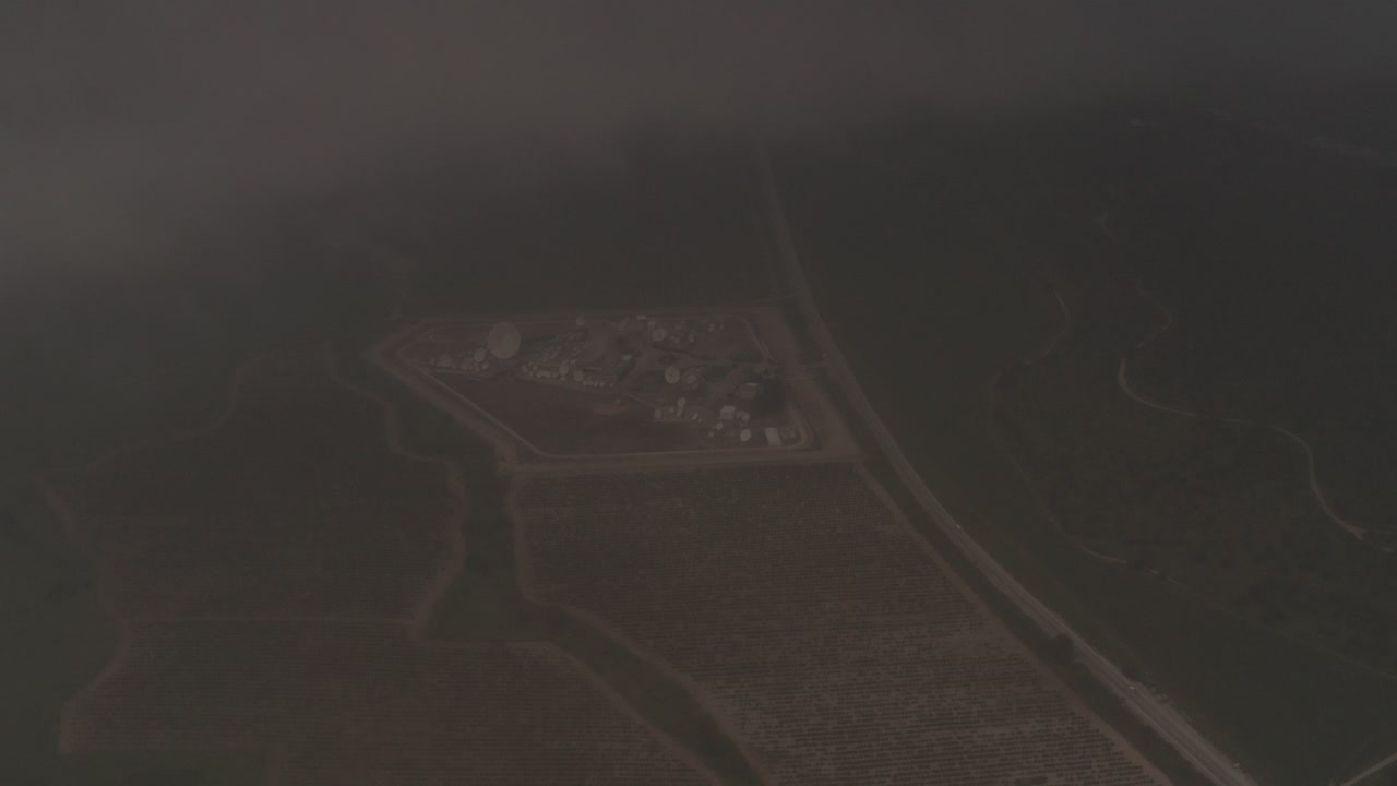 vista aérea de una estación de comunicaciones por satélite en una zona rural