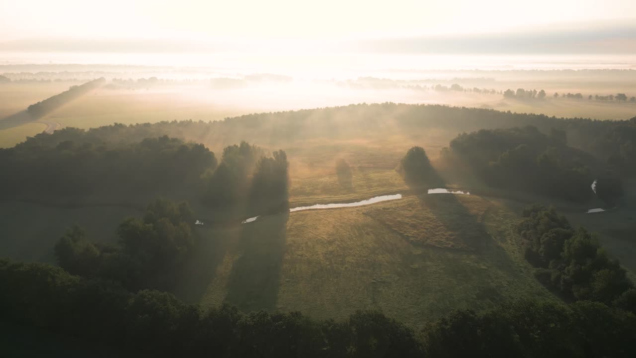 시골 풍경 위 에 안개 가 가득 한 해가 뜨는 것