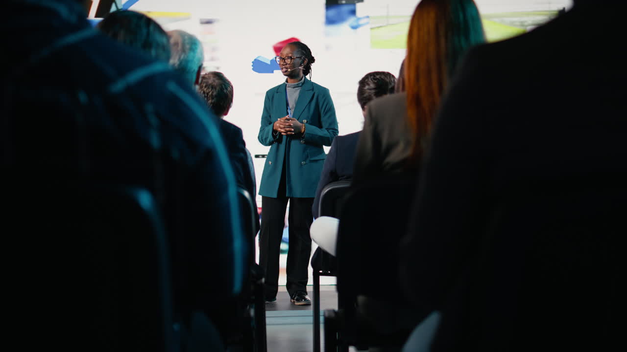 Una relatrice afroamericana offre una presentazione multimediale di grande impatto