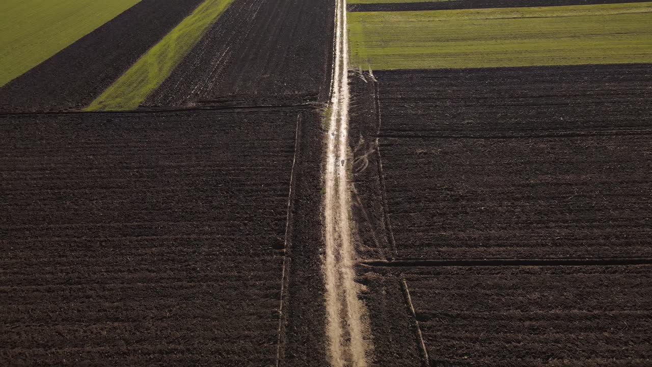 Strada sterrata tra campi di campagna a Vrancea, Romania. - vista aerea