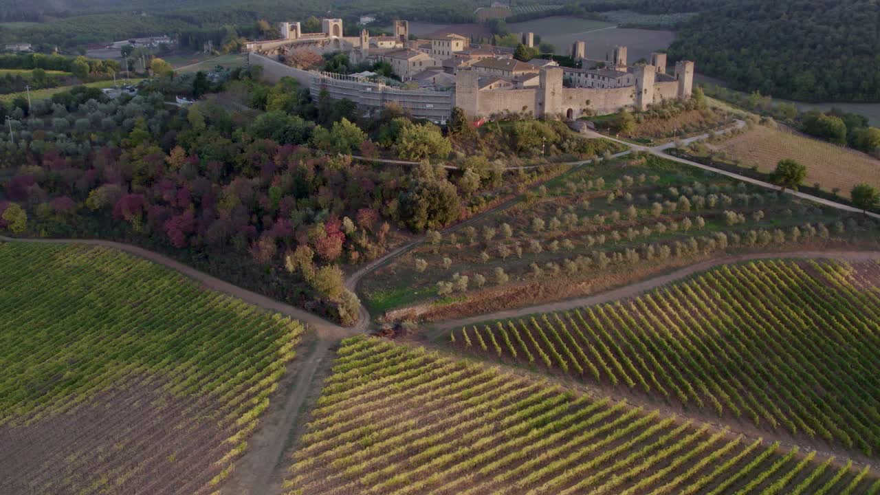 Vue aérienne de la ville médiévale de Monteriggioni entourée par la campagne au crépuscule, Italie