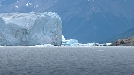 Imágenes-En-El-Glaciar-Perito-Moreno,-El-Glaciar-Más-Emblemático-Del-Mundo.