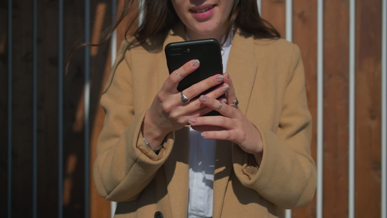 mujer usando un teléfono inteligente al aire libre