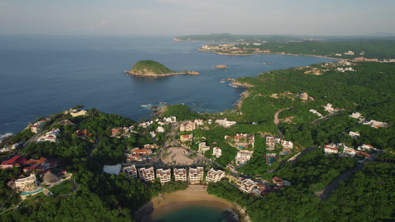 후아코 해안: 은 만, 울창한 언덕, 해안가 에 있는 집 들, 멕시코 - 공중 에서