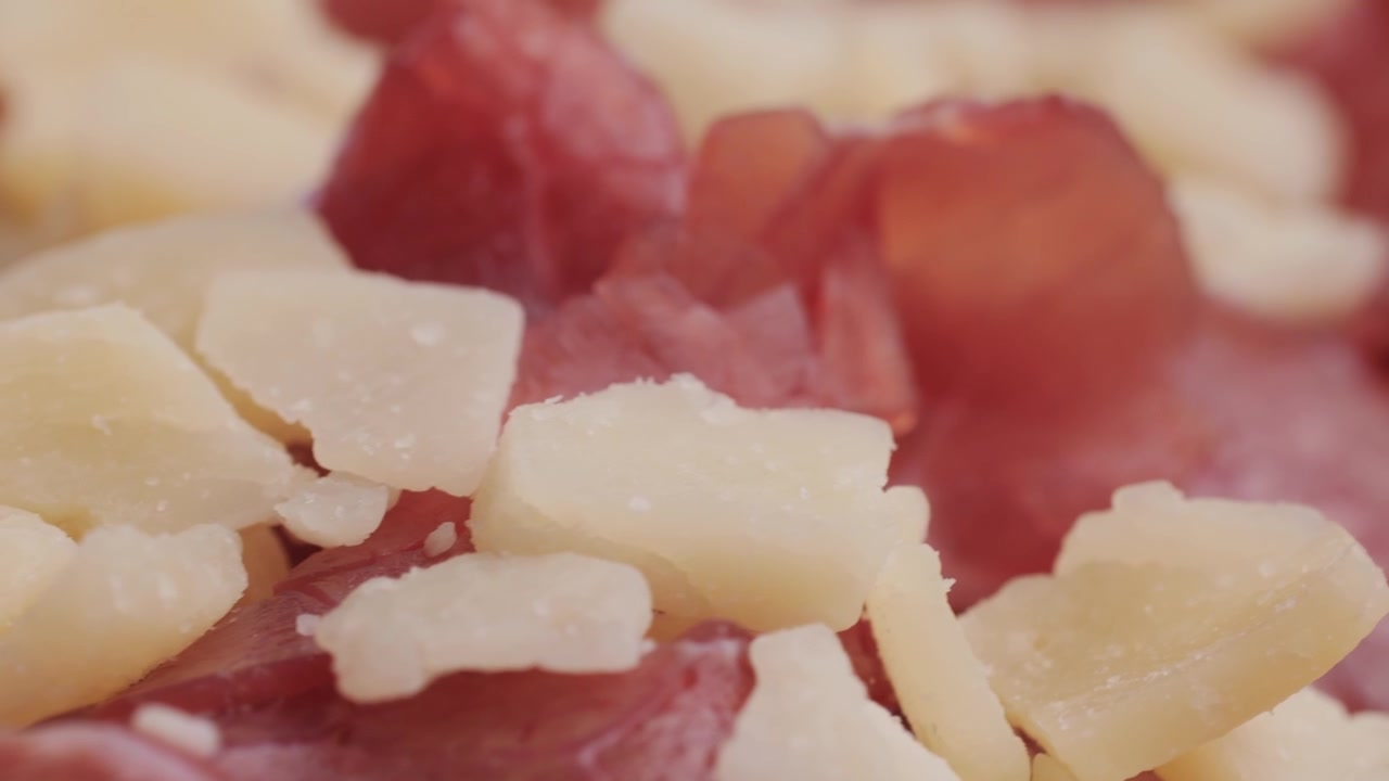 Primo piano di carpaccio con Parmigiano