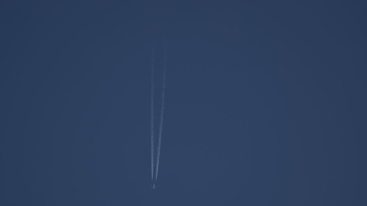 높은 고도 비행기와 콘트레일