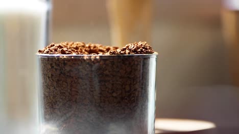 cucharadita de café para recoger gránulos de café de un frasco de vidrio