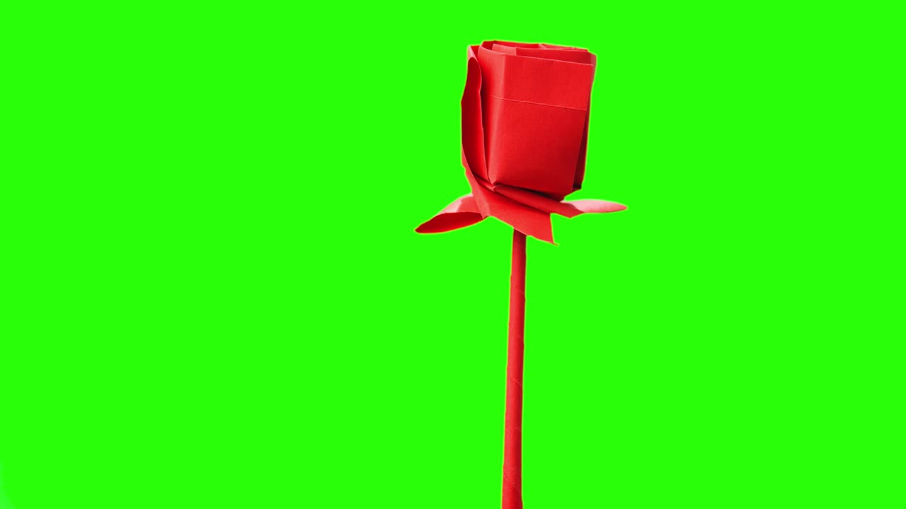 красный оригами-тюльпан на зеленом экране.