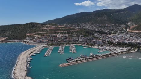 vista general del puerto en la costa de la ciudad en un día parcialmente nublado con dron