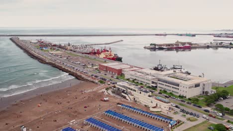 foto aérea del puerto del rompeolas norte lleno de barcos en mar del plata, argentina