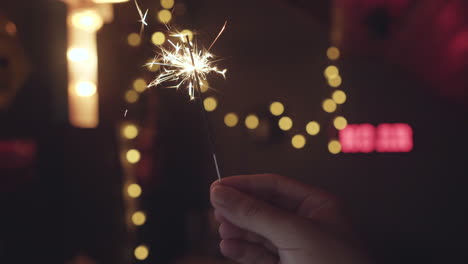 sosteniendo una bengala brillante ardiendo