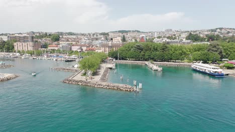 스위스 로잔 에 정박 한 페리 보트 와 함께 항구 의 영상