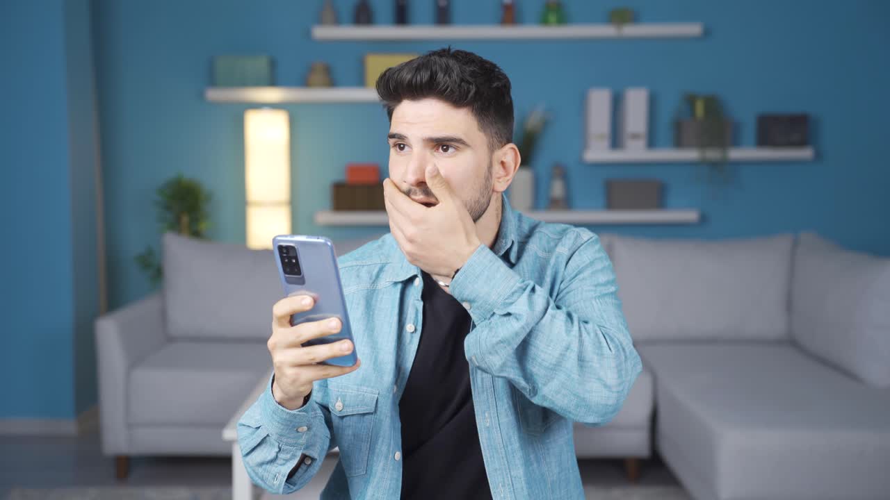 al recibir malas noticias, el joven se enoja.