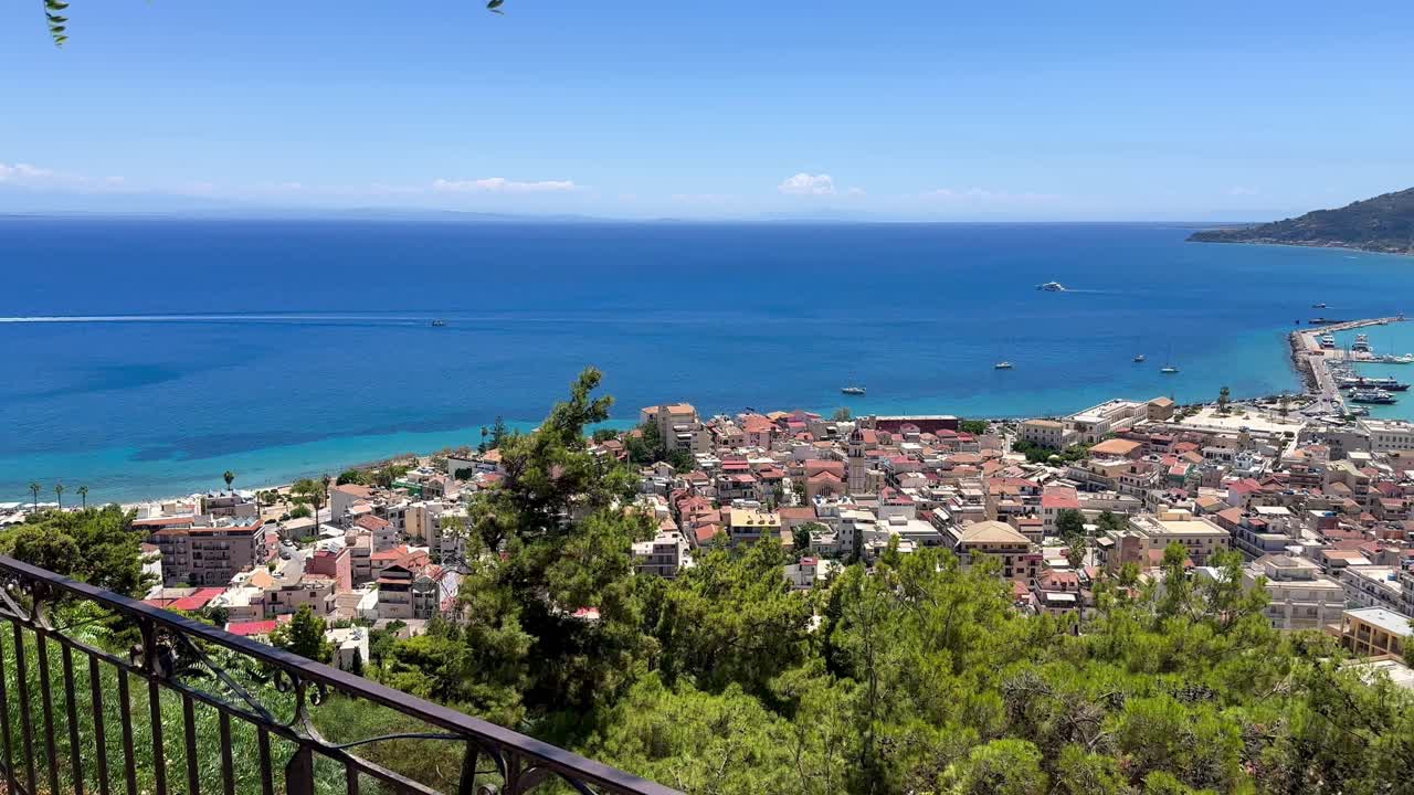 Vista panorâmica da cidade de Zakynthos (Zante) na Grécia. Veja a cidade, o porto e o Mar Mediterrâneo do topo da colina de Bohali.