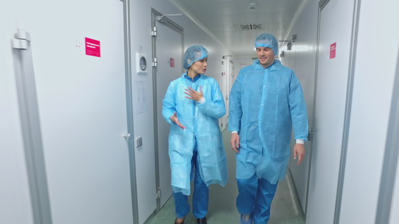 trabalhadores médicos a falar no corredor do laboratório. médicos no corredor do hospital.