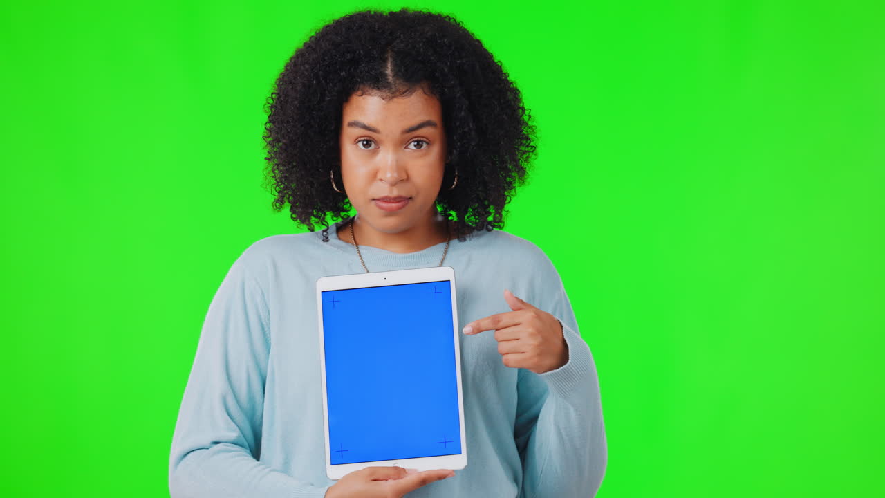 mujer, tableta y mala crítica para la maqueta en verde
