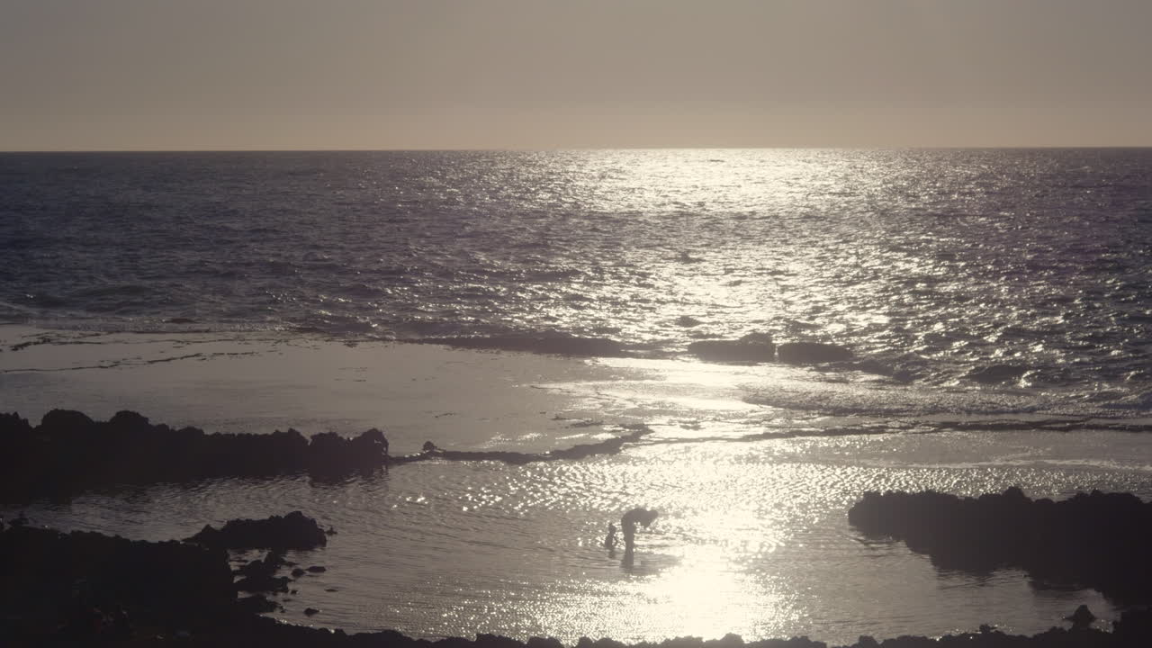 파도가 바위를 치는