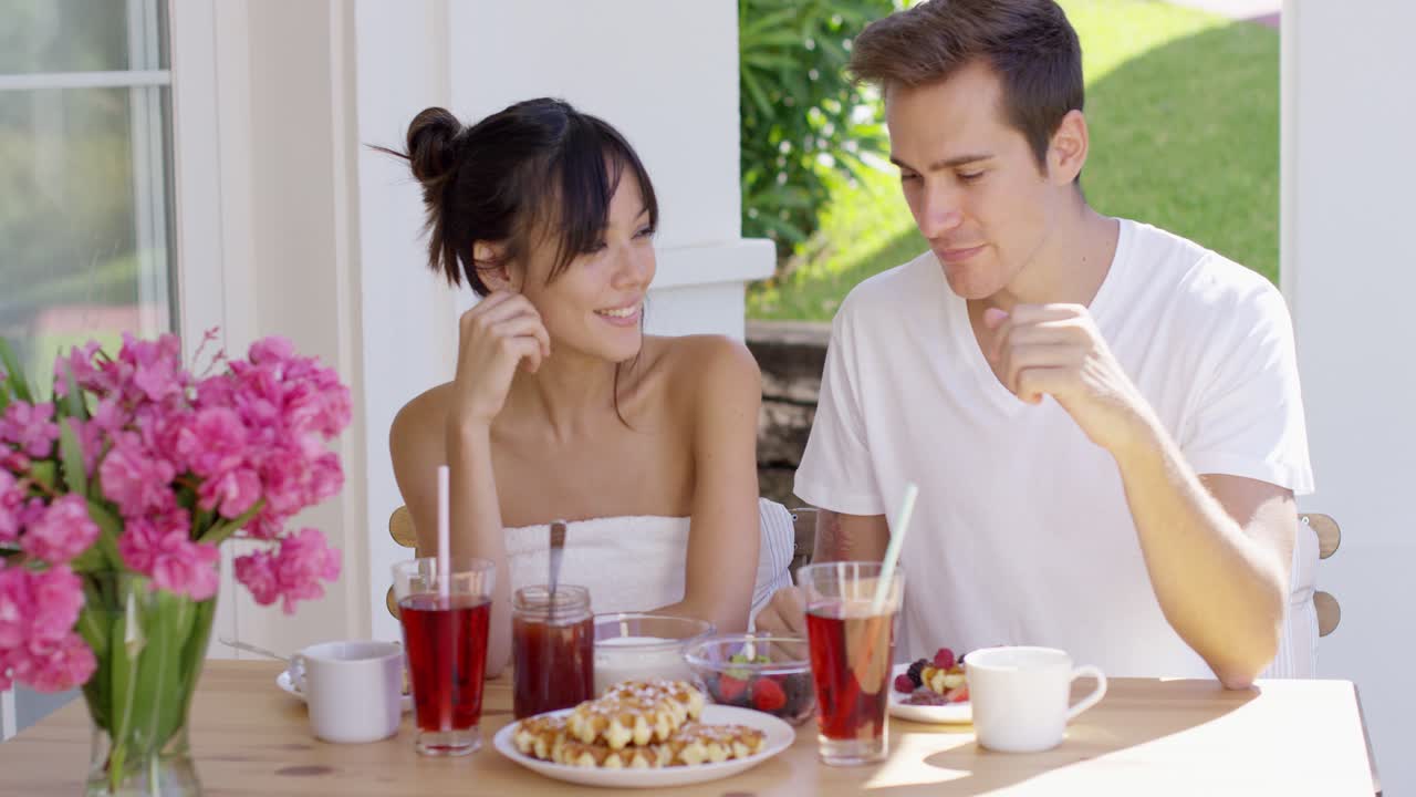 야외에서 아침 식사를 즐기는 매력적인 커플