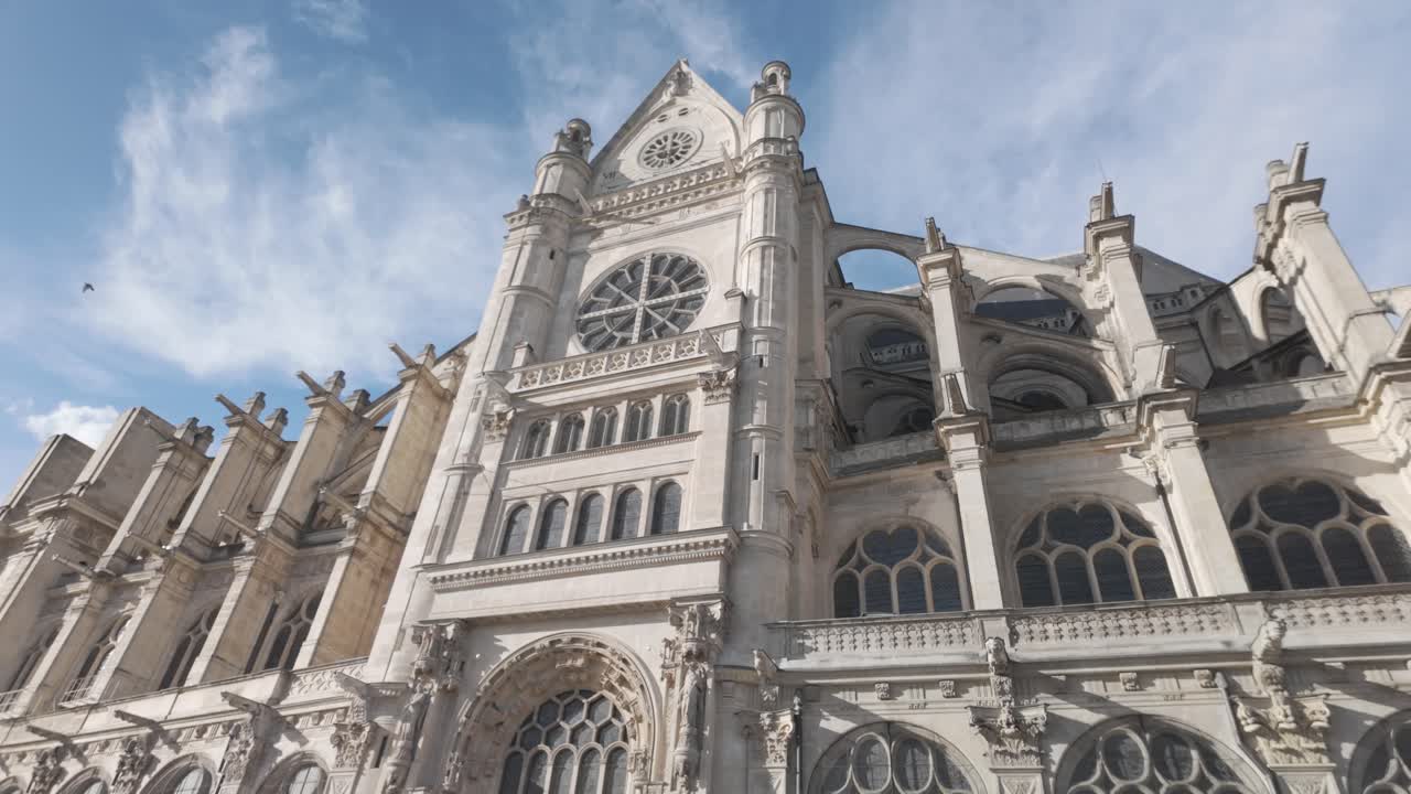 세인트 카톨릭 교회 위의 남쪽 트랜세프트와 태양 시계의 세부 사항