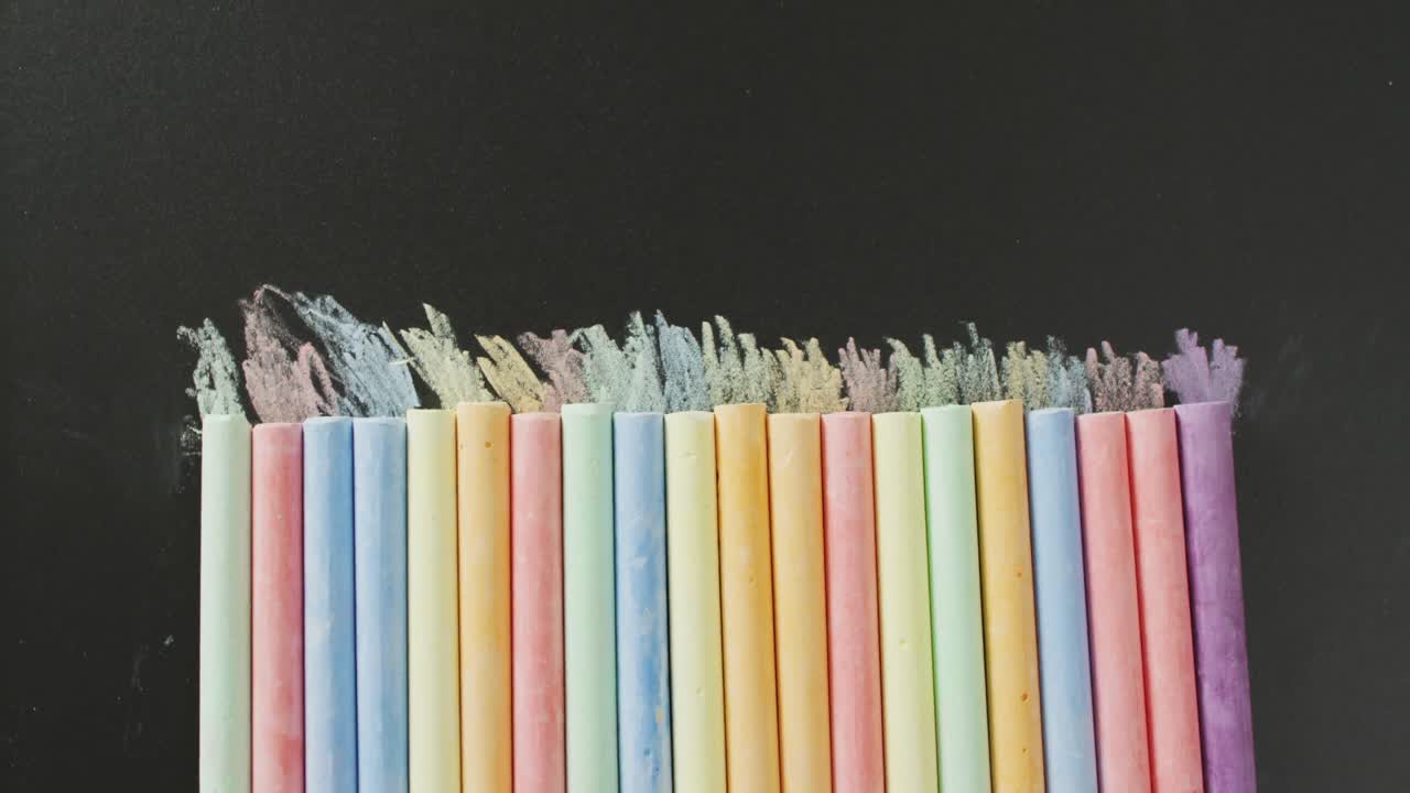 뒷면에 다채로운 파스텔로 구성된 비디오