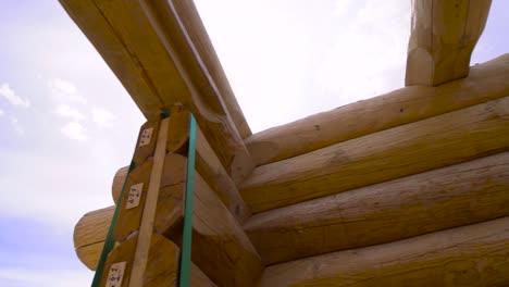 construcción de cabañas de madera en curso