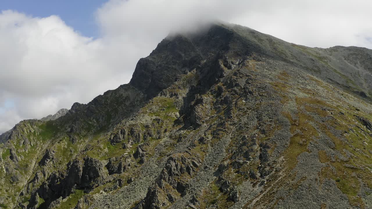 impresionante paisaje de la montaña krivan con cielo azul nublado en el fondo en eslovaquia - toma aérea