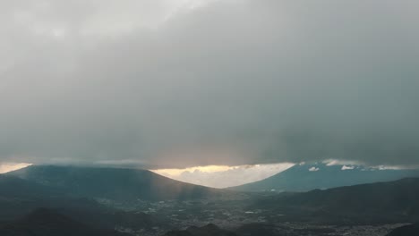 瓜地馬拉一個雲<unk>霧<unk>的日子中的山脈風景 - 無人機空中圖