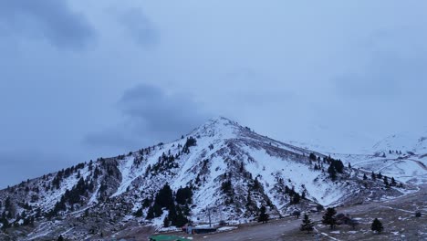 Toma-De-Drone-Del-Paisaje-Del-Pico-De-La-Montaña-Nevada-En-La-Montaña-Helmos,-Grecia-|-4k