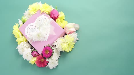 cajas de regalos contra un fondo verde