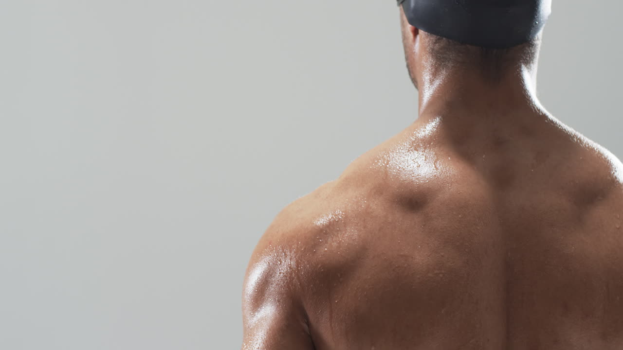 복사 공간과 함께 다이빙 할 준비가 된 수영 모자를 입은 운동 선수