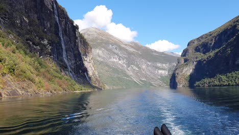 vista panorámica de las imponentes montañas y el agua azul clara en el fiordo de geiranger en noruega