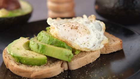 tostadas de aguacate con huevo frito