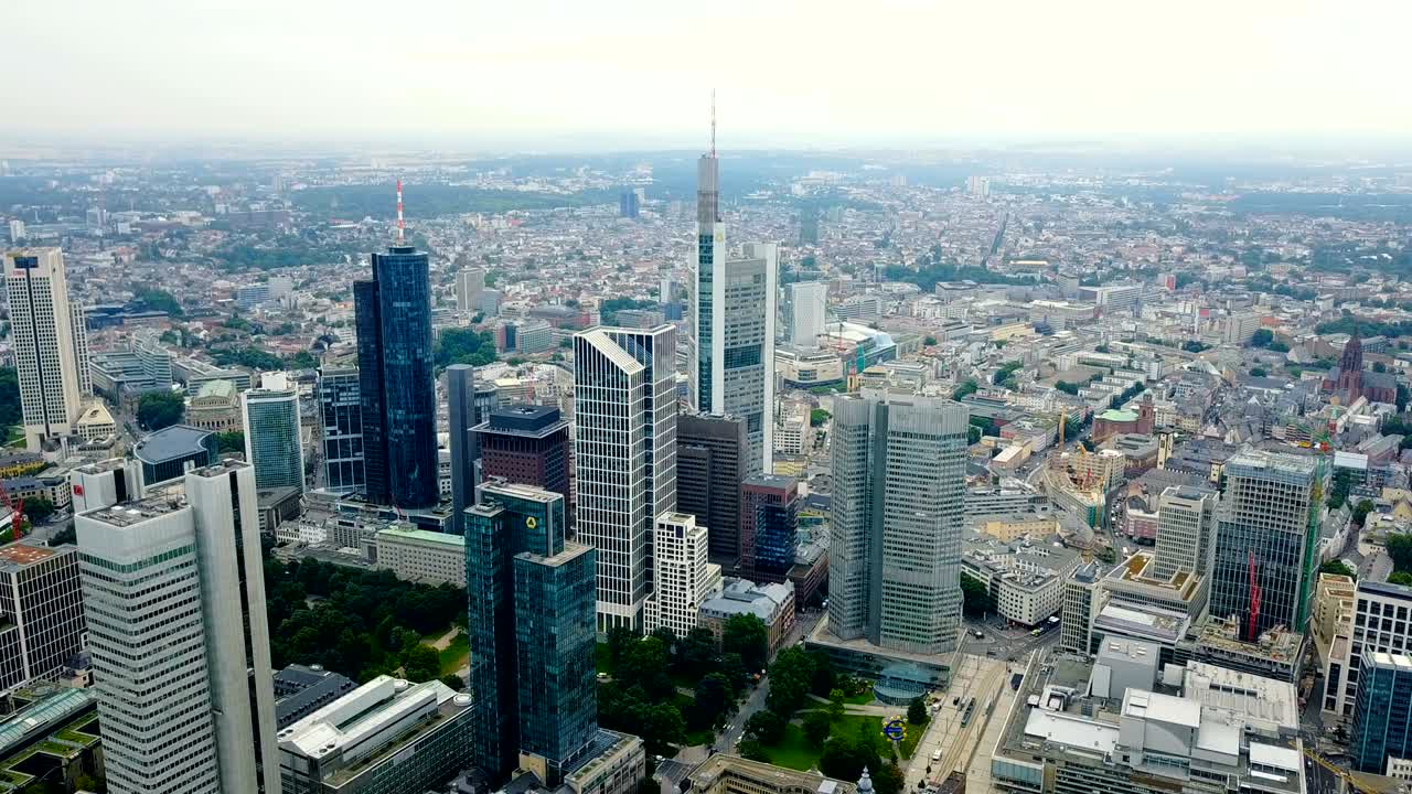 vista aérea de la zona comercial de la ciudad de frankfurt con rascacielos