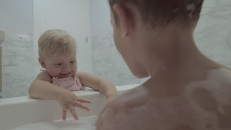 Hermano-Y-Hermanita-Jugando-En-El-Baño