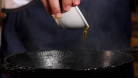 chef preparando comida en una sartén de hierro fundido